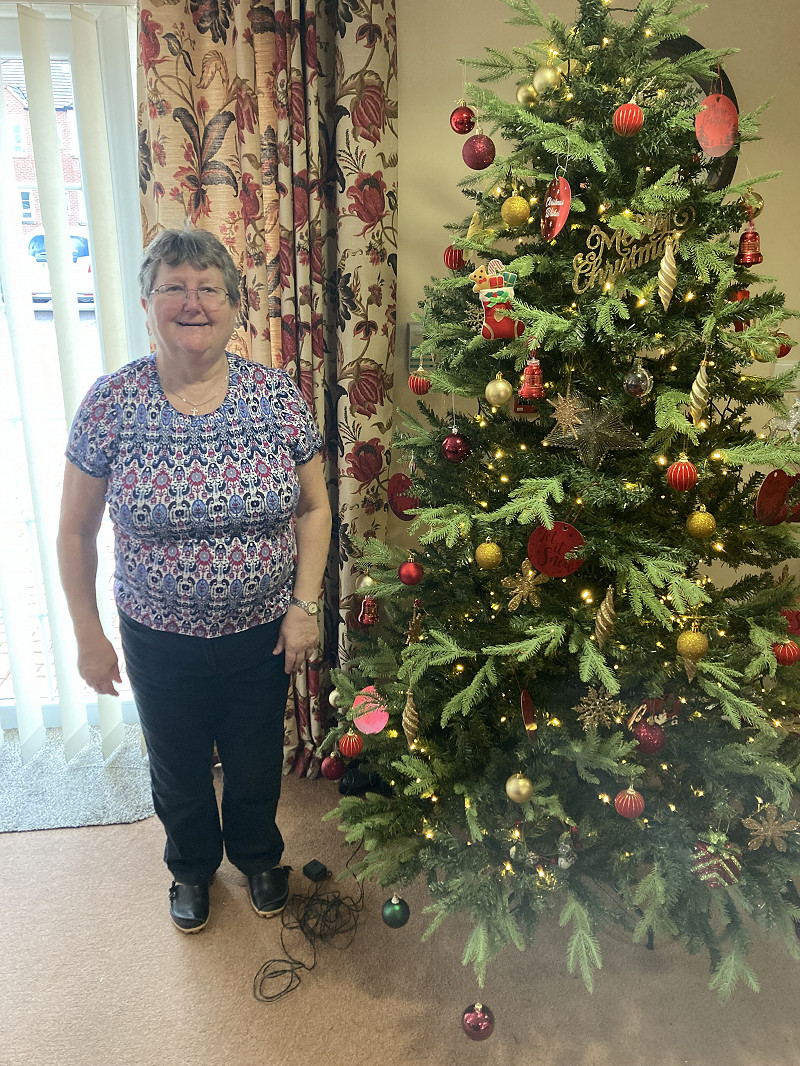 Olsen Court Christmas Tree decorating 2021 (2)